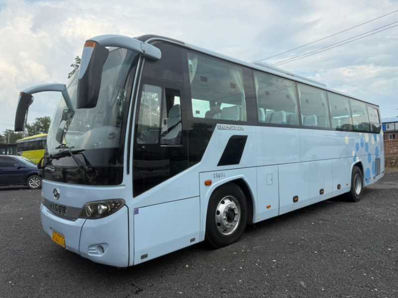 2015年9月上牌49座國(guó)四非營(yíng)運(yùn)海格6115氣囊中門(mén)車(chē)