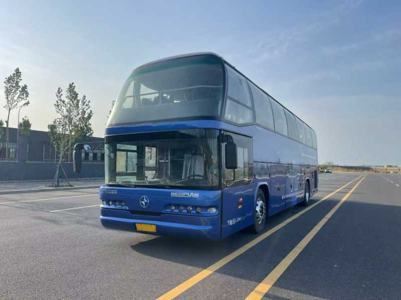 2013年11月上牌同款兩臺(tái)55座北方6128國四雙門有司機(jī)睡倉旅游車