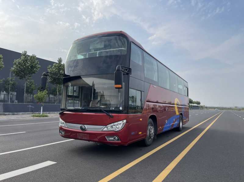 2014年12月上牌45座一層半國四雙門宇通6118氣囊旅游車