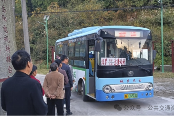 當(dāng)公交不只載人：中小城市“客貨郵”融合的生存邏輯