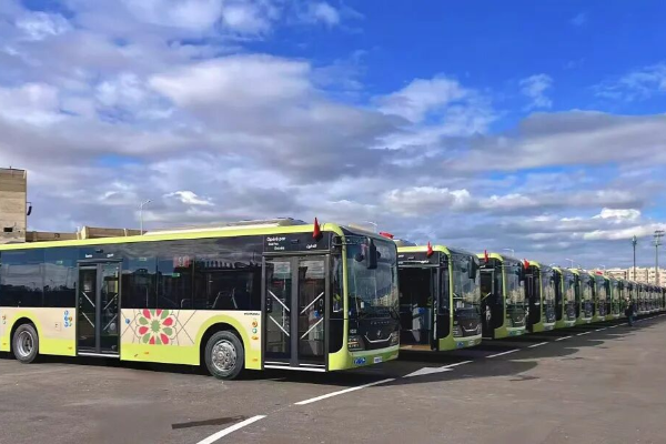 723輛宇通客車駛?cè)肽β甯?實(shí)力護(hù)航非洲國際足球賽事交通