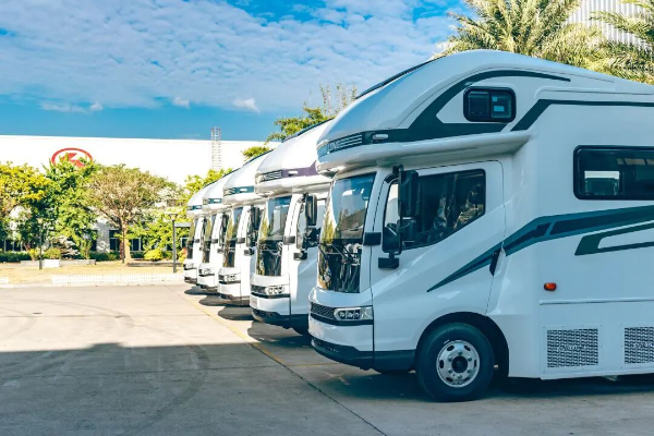 金龍客車(chē)批量交付房車(chē)C6E 共啟旅居出行新生態(tài)