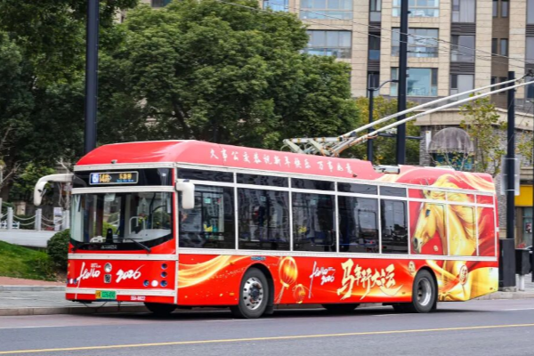 百年電車換上新春涂裝 紅色福韻扮靚申城