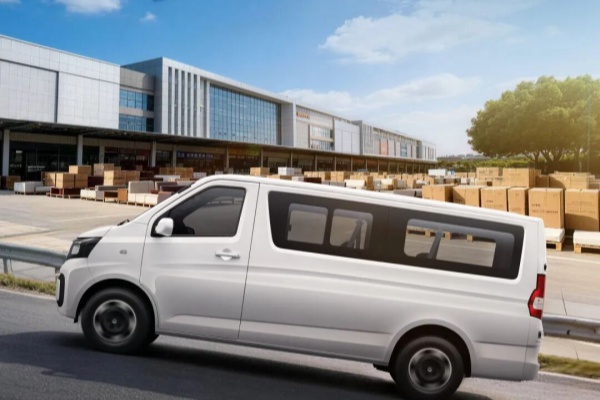 拉磚運(yùn)板不費(fèi)勁！長安睿行EV后驅(qū)橋硬控全場，重載爬坡穩(wěn)如平路