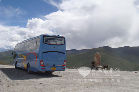 行至崗巴拉山區(qū)-藏獒觀望宇通