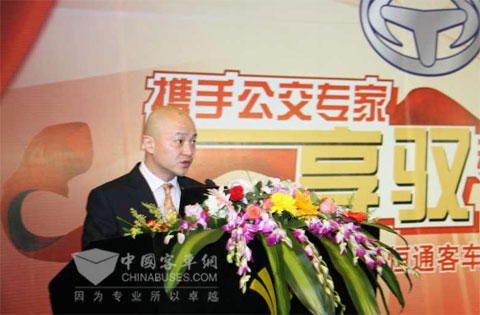 重慶恒通客車銷售公司總經(jīng)理蔣更新致歡迎辭