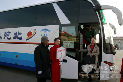 龍威客車服務(wù)兩會(huì)