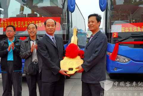 金旅銷(xiāo)售公司李鵬總經(jīng)理將金鑰匙交到西安旅汽費(fèi)長(zhǎng)安總經(jīng)理手里