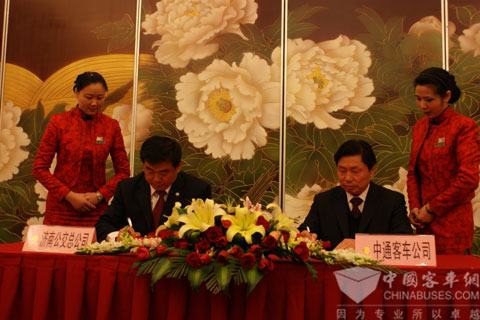中通客車公司與濟(jì)南公交2010年度新能源客車購(gòu)買協(xié)議簽字儀式