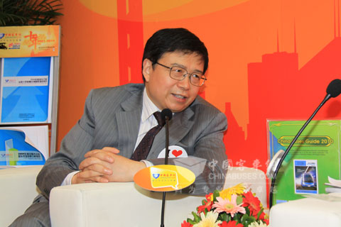 常州黃?？偨?jīng)理王甫新做客客車(chē)網(wǎng)直播間