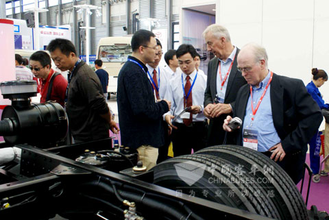 2010上?？蛙囌箹|風(fēng)旅行車公司展臺(tái)前人頭攢動(dòng)