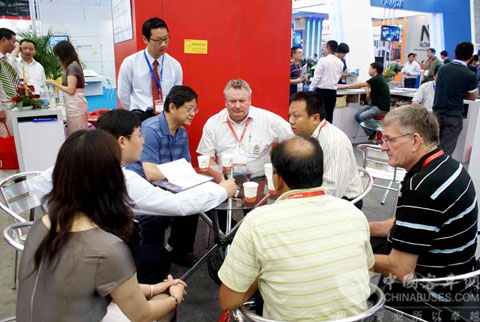 2010上?？蛙囌箹|風(fēng)旅行車公司展臺(tái)前外商進(jìn)行商務(wù)洽談