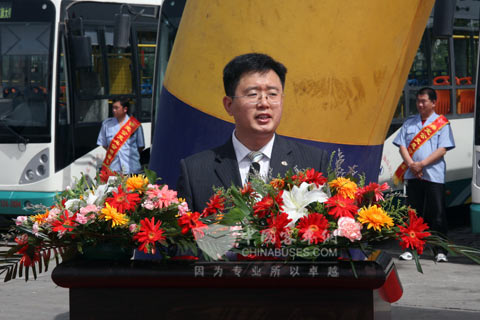 長安客車副總經(jīng)理郭武軍主持