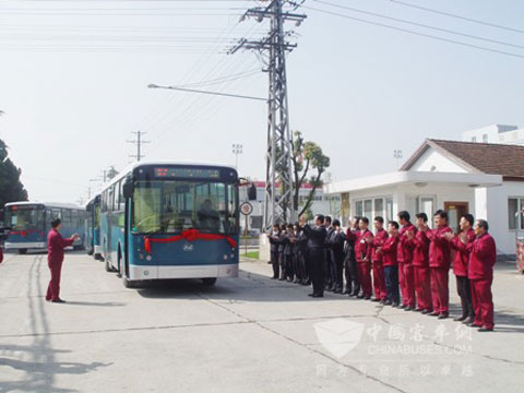 安凱客車遠嫁阿布扎比，公司員工列隊歡送
