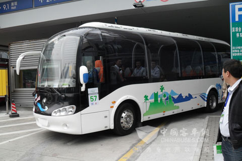 宇通10米純電動(dòng)景區(qū)觀光車巡游