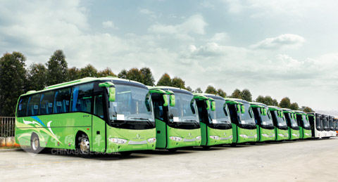 整裝待發(fā)的金旅新能源客車