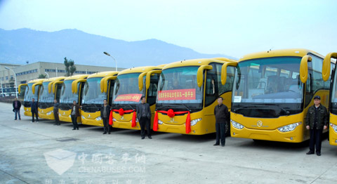 金旅XML6957豪華客車整裝待發(fā)