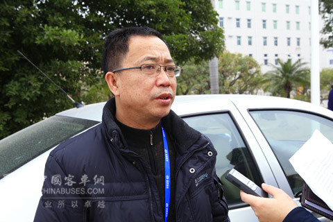 郴州市公共汽車(chē)公司設(shè)備科經(jīng)理鄺光輝接受記者采訪
