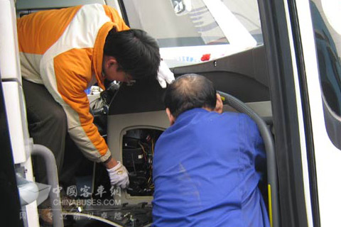 大金龍售后服務(wù)團(tuán)隊(duì)在精心檢測兩會服務(wù)車輛