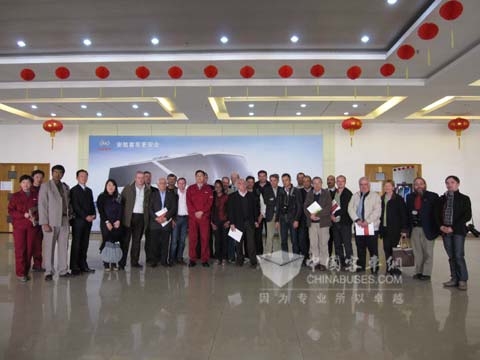 歐洲媒體團(tuán)與安凱合影留念