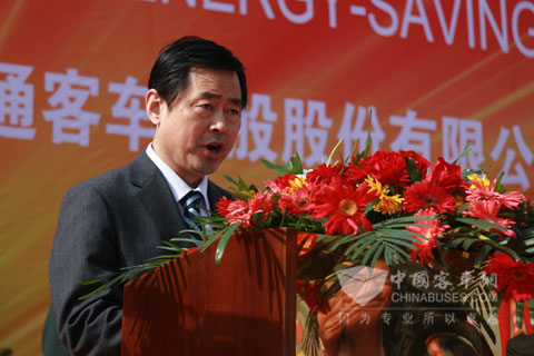 中通3萬輛新能源及節(jié)能型客車基地奠基儀式上中通客車董事長李海平介紹中通客車新基地相關(guān)情況