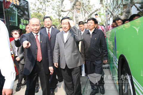 萬鋼部長來皖視察安凱純電動公交車