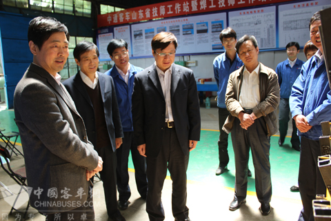 儀式后領(lǐng)導(dǎo)參觀工作站