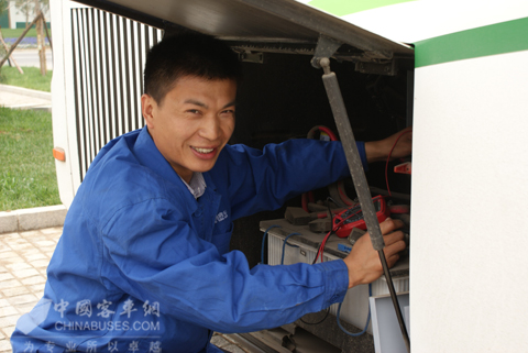 西安世園領(lǐng)隊李冠山進行例行檢修