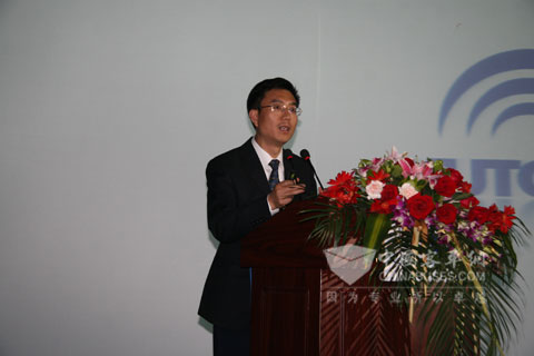 宇通客車副總經(jīng)理王文兵向客戶講解“安節(jié)通”