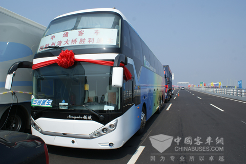 中通領(lǐng)航作為依仗車型率先通過膠州灣大橋