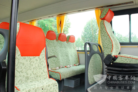 LCK6800DX上配有安全帶的專用兒童座椅