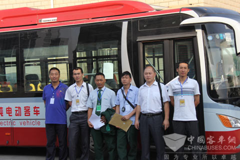 參賽嘉賓紛紛與LCK6121GEV合影留念