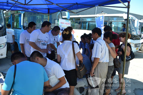 一汽客車2011年度巡展活動第一季活動現(xiàn)場人頭攢動