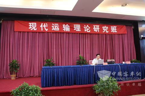 中通客車副總工李晨做中通“智能化”產(chǎn)品介紹