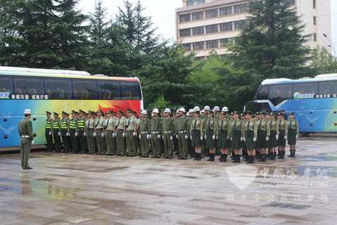 與會(huì)領(lǐng)導(dǎo)乘車參觀文登市交通運(yùn)輸局