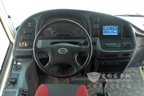 儀表盤右上為G-BOS終端顯機器