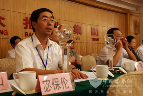 中通客車副總經(jīng)理宓保倫參加頒獎(jiǎng)典禮