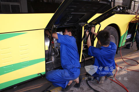 工人在認(rèn)真的裝配氣罐管路