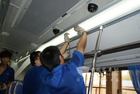 工人們汗流浹背地為該批氣-電混合動力公交車鋪設(shè)燈管