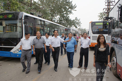 孫慶民總經(jīng)理向郭主任一行介紹剛下線的中通客車產(chǎn)品
