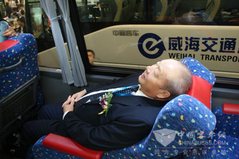 中通客車副總經(jīng)理賈開潛陪同客戶參觀展車