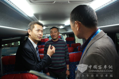 中通客車副總經(jīng)理賈開潛陪同客戶參觀展車