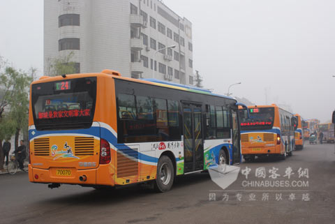 新車駛上水城大街