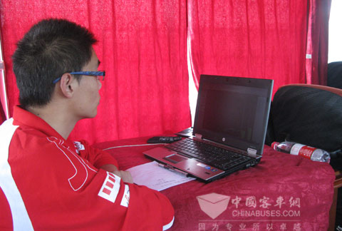 裁判員通過油耗測算裝置密切關(guān)注實時油耗情況