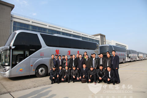 駕駛員與愛車合影