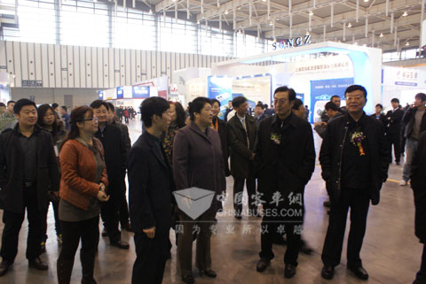 住房和城鄉(xiāng)建設部原副部長趙寶江等領導一行參觀中通展臺