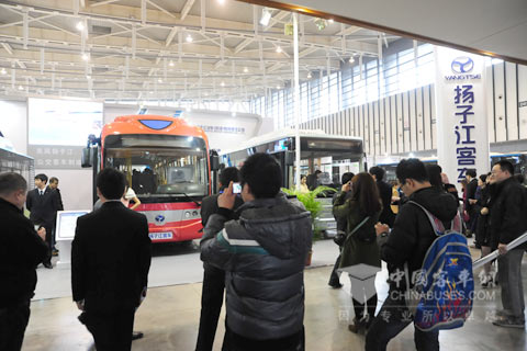 人潮涌動(dòng)的揚(yáng)子江汽車展廳