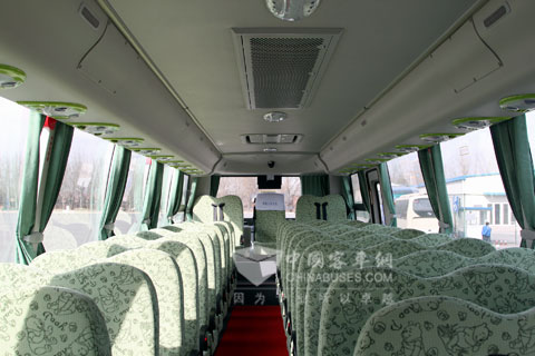 大金龍智慧校車從配件檢測、內(nèi)飾材料選擇等方面嚴格把控校車車內(nèi)空氣質(zhì)量