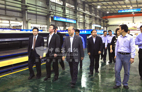 1-廈門金旅總經理葉宏廷（左一）陪同上海交運（集團）公司董事長陳辰康（左二）、大眾交通（集團）股份有限公司董事長楊國平（左三）參觀金旅生產線