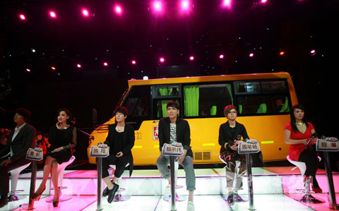 六位明星和海格校車組成超級六加一